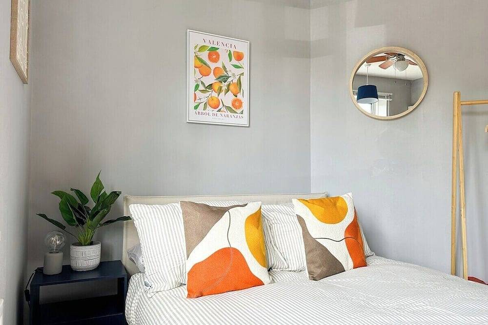 44 The Oasis - Central 2-bedroom Townhouse with Hot Tub and Private Parking! in Kent