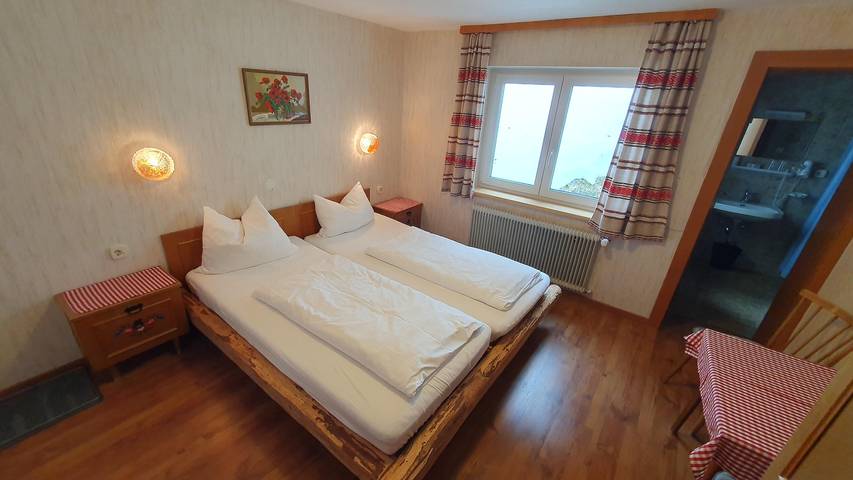 Ganze Ferienwohnung, Doppelzimmer ohne Balkon in Hinterhornbach, Allgäuer Alpen (Österreich)