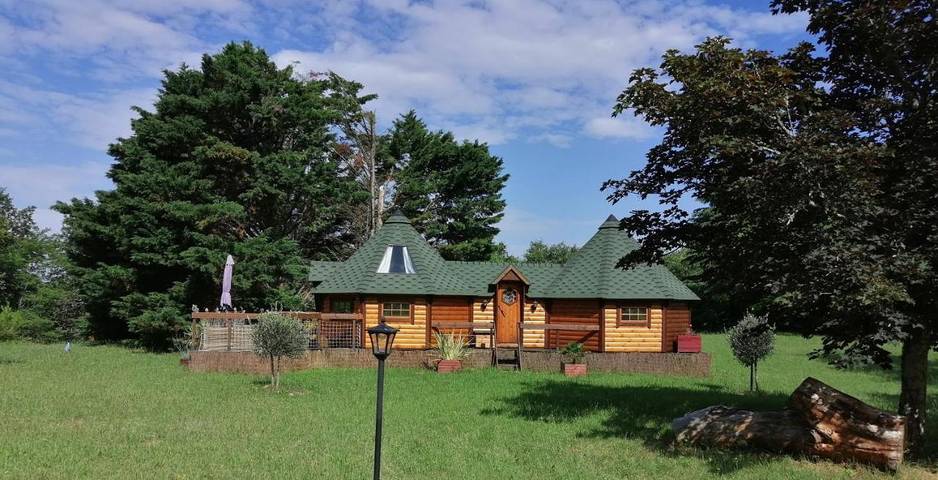 Chalet pour 2 personnes, avec vue ainsi que piscine et terrasse, animaux acceptés