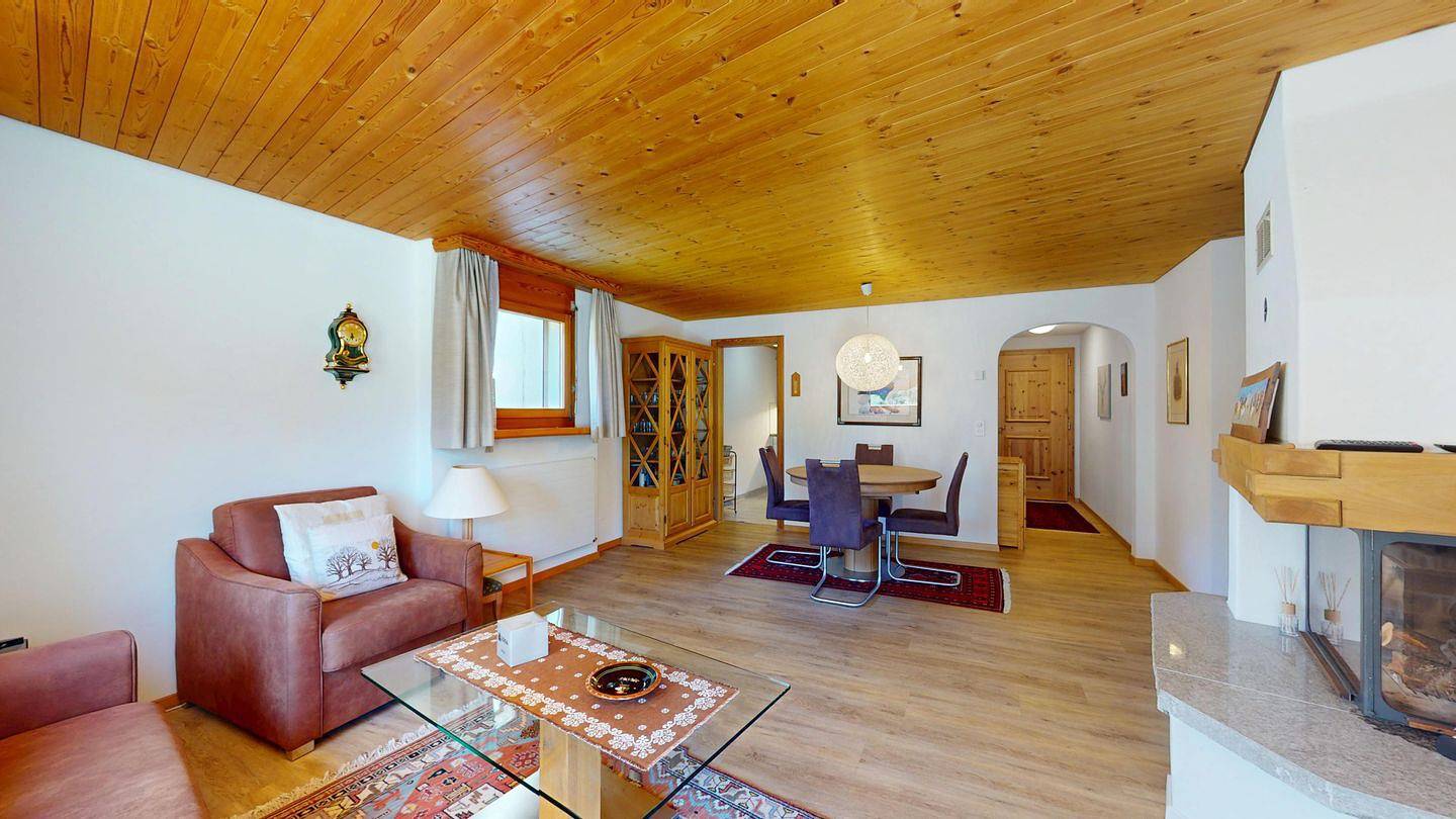 Ganze Wohnung, Geräumige Ferienwohnung in Bever mit Terrasse, Bergblick & Aufzug in Spinas, Bever