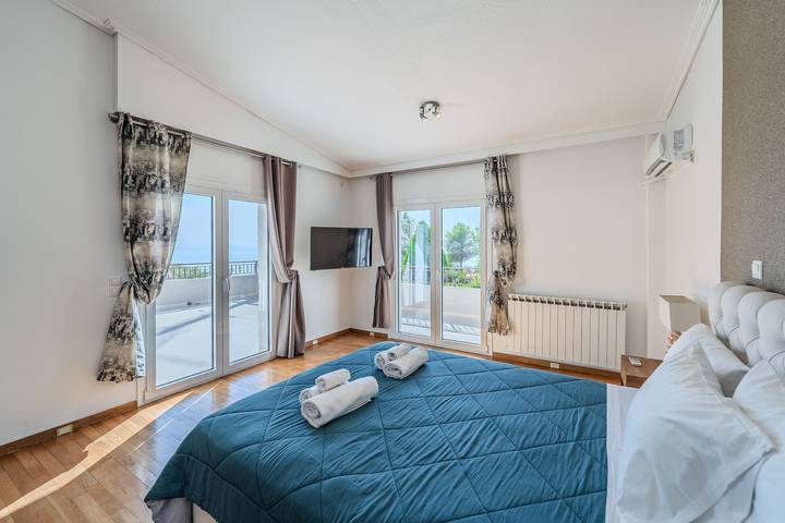 Villa für 6 Personen, mit Balkon und Meerblick sowie Terrasse und Garten in Voula