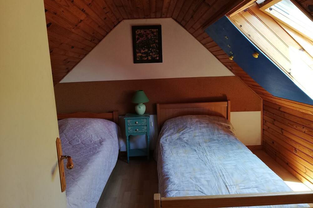 Maisonnette  de pécheur  dans un petit village située à 2,3 km de la mer in Plouezoc'h, Ceinture Dorée