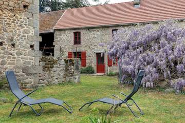 Gîte Village de la Pierre de Masgot avec terrasse privée, jardin privé et Wi-Fi