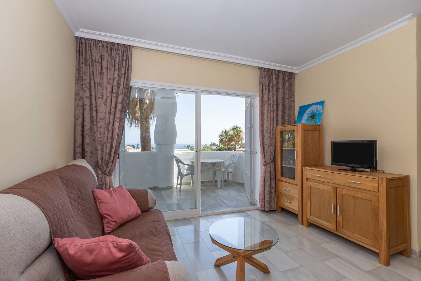 Apartamento entero, Luminoso y acogedor apartamento con vistas al mar, piscina compartida y Wi-Fi in Sitio de Calahonda, Mijas