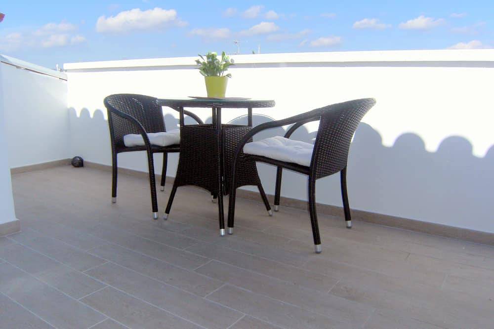 Apartamento entero, Sitges centro. Free Wifi. Luminoso estudio con terraza a 20m playa. Muy tranquil in Sitges, Garraf