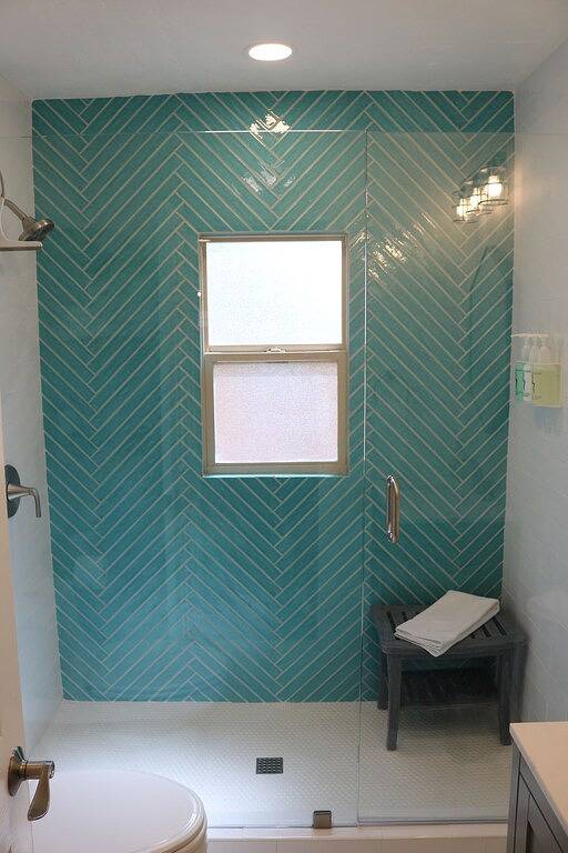 The Grape Escape - Beautiful home with indoor hot tub blocks away from Main St. in Gillespie County