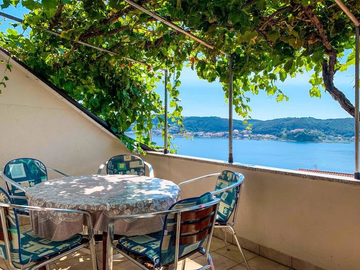 Ferienwohnung für 4 Personen, mit Balkon und Terrasse sowie Garten auf Rab