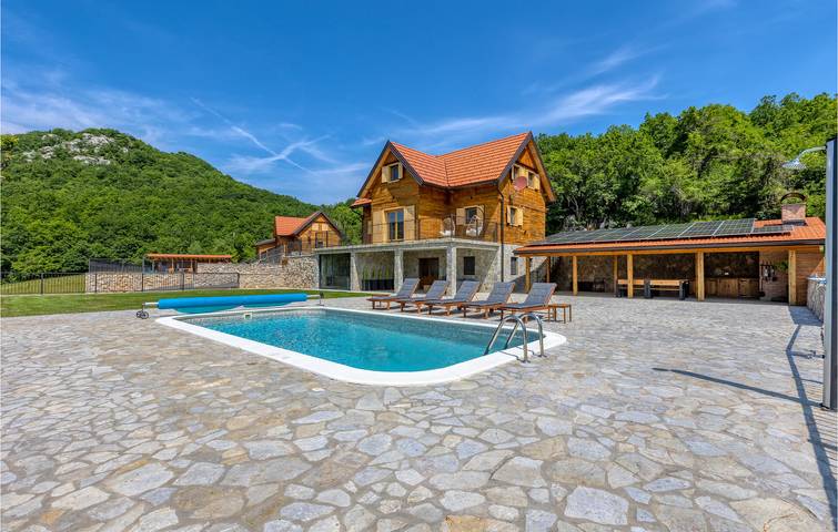 Encantadora casa de vacaciones de 2 dormitorios con piscina, terraza y wifi cerca del río Jadova in Gospić, Condado de Lika-Senj