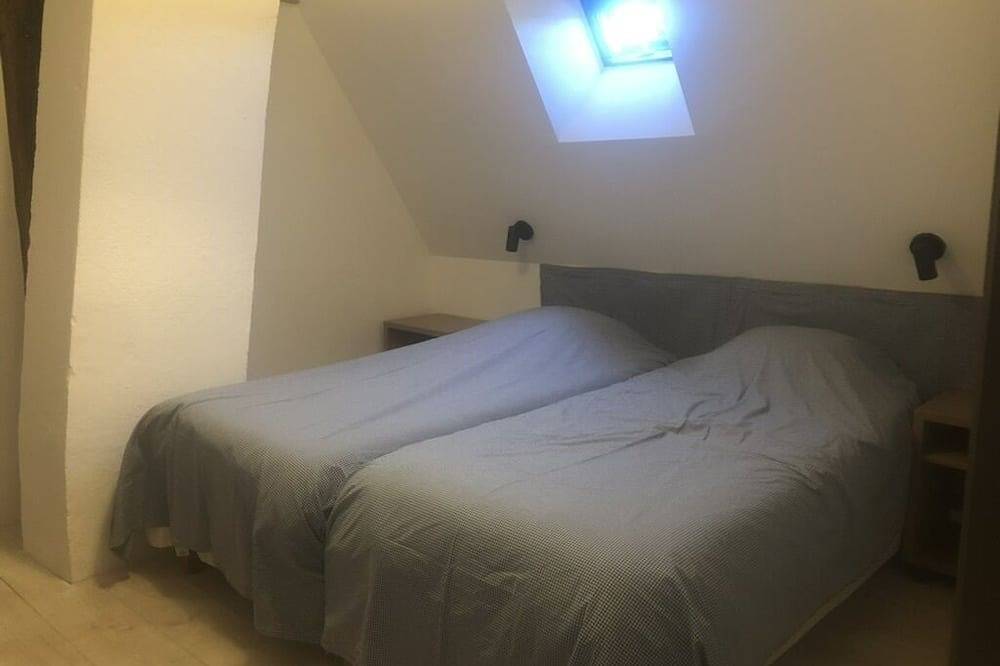 Maison indépendante au calme, piscine, pêche, 8 personnes in Saint-Célerin, Sarthe