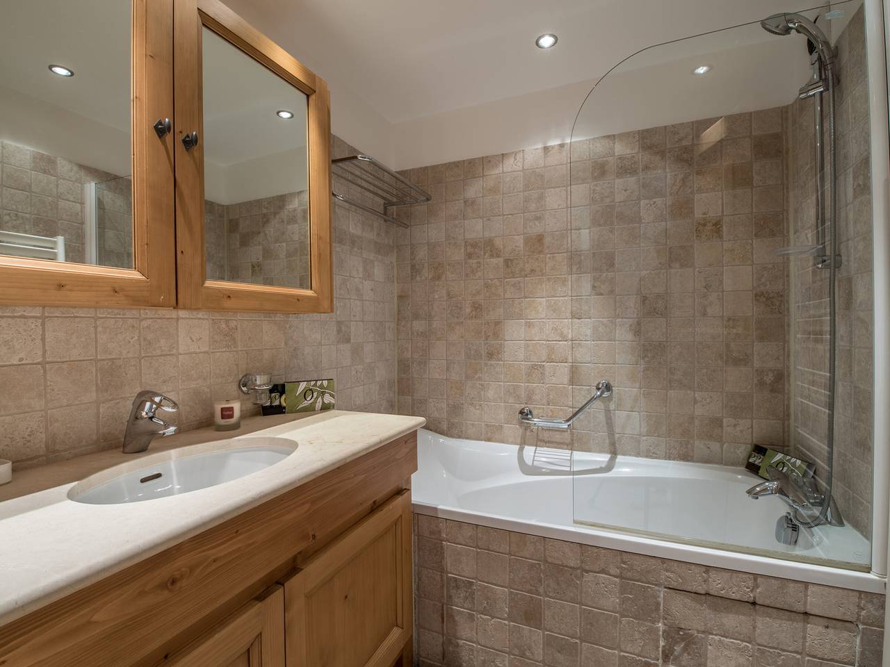Entire apartment, Central duplex in Courchevel with fireplace, balcony, and Wifi in Courchevel 1850, Saint-Bon-Tarentaise