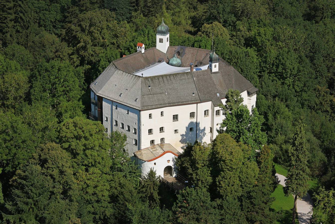 Hotel Schloss Amerang - liebevoll ausgestattete Doppelzimmer mit Antiquitäten in Amerang, Landkreis Rosenheim