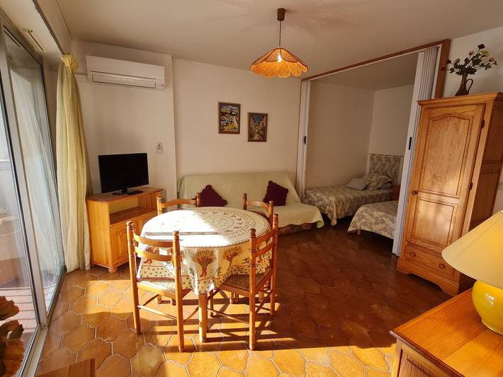 Ganze Wohnung, Klimatisiertes Studio mit Parkplatz und Balkon nahe am Strand in Sainte-Maxime in Sainte-Maxime, Mittelmeerküste (Frankreich)