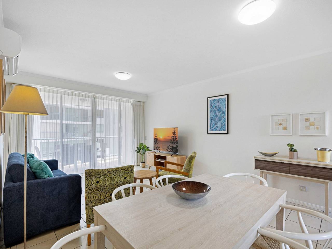 Hel lejlighed, Beachside 2-Bed with Pools, Gym, Bbq and Parking in Alexandra Headland, Sunshine Coast