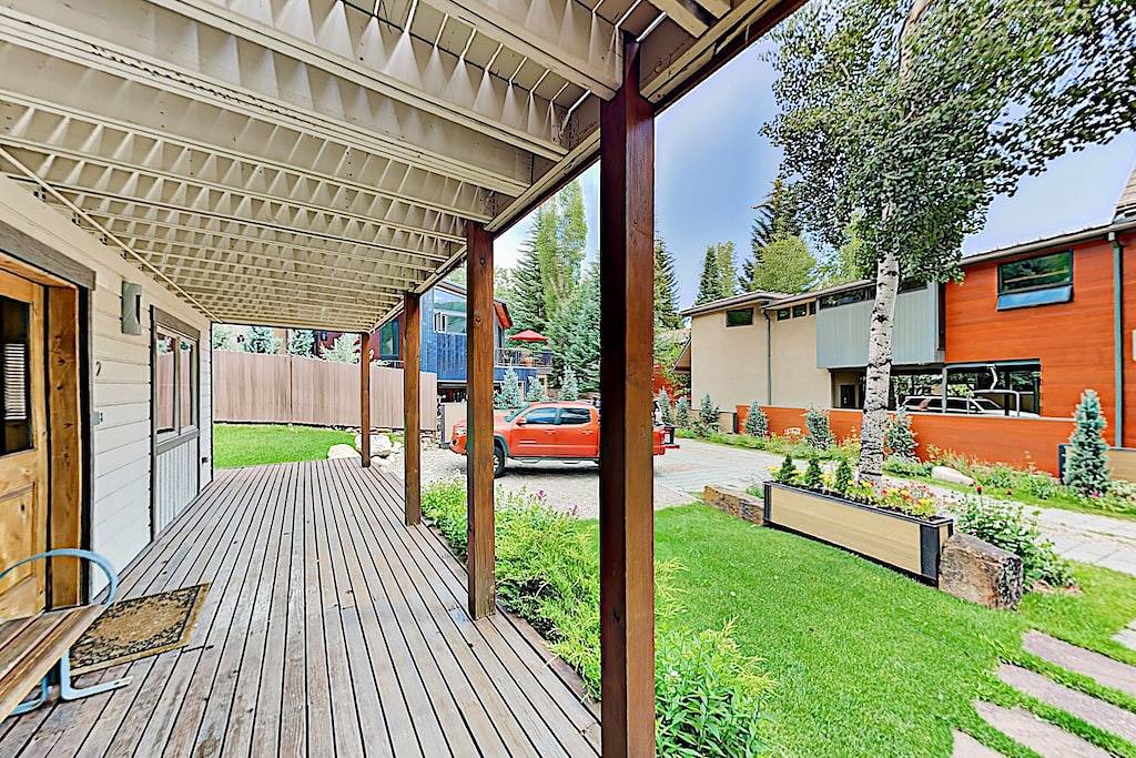 Ganze Wohnung, Attractive Condo 1 Mile From Ski Resort w/Deck, Mountain Views, Free Wifi, W/D in Aspen, Aspen Snowmass