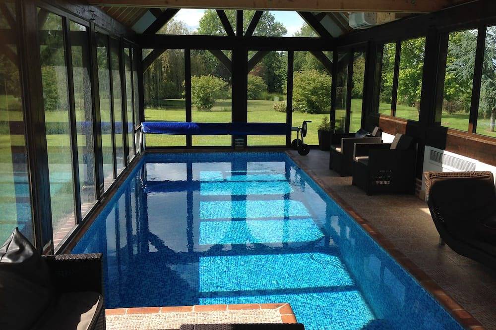 Maisons Normandes pour 12 pers. - Piscine Chauffée - 30 km de la côte normande in Épaignes, Région de Bernay