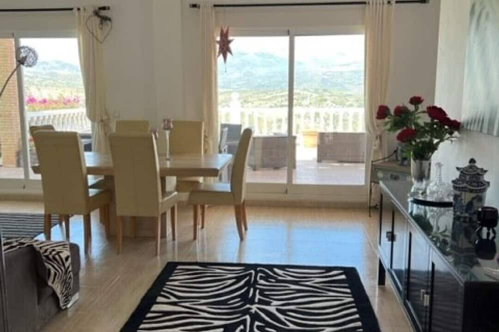 Stunning Villa with a Private Pool, Panoramic views of Lake Vinuela in Los Romanes, Viñuela