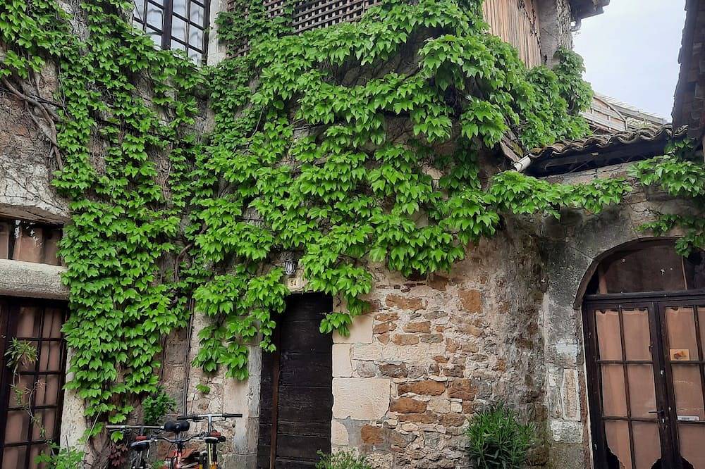 Ganze Wohnung, Carennac-Rocamadour-Padirac—master suite: bathroom + toilet + living room + Tv and/or bedroom with garden in Carennac, Lot