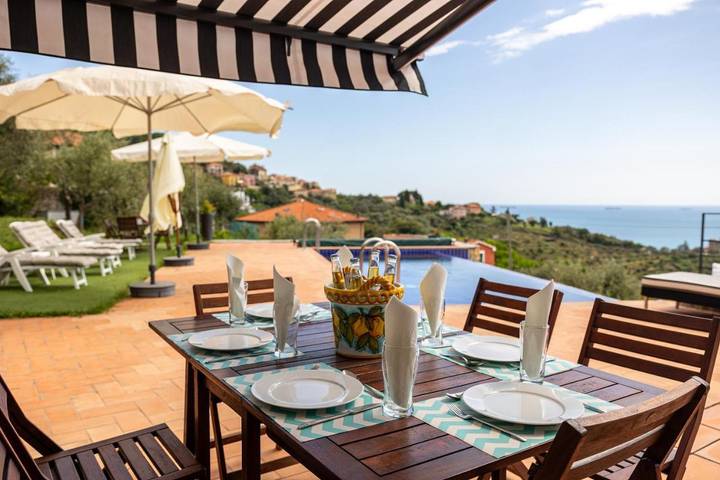 Ferienhaus für 8 Personen, mit Pool und Ausblick sowie Garten, kinderfreundlich in Lerici