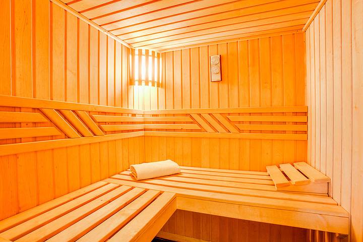 Ferienhaus für 12 Personen, mit Balkon und Whirlpool sowie Terrasse und Sauna im Wallis - 2