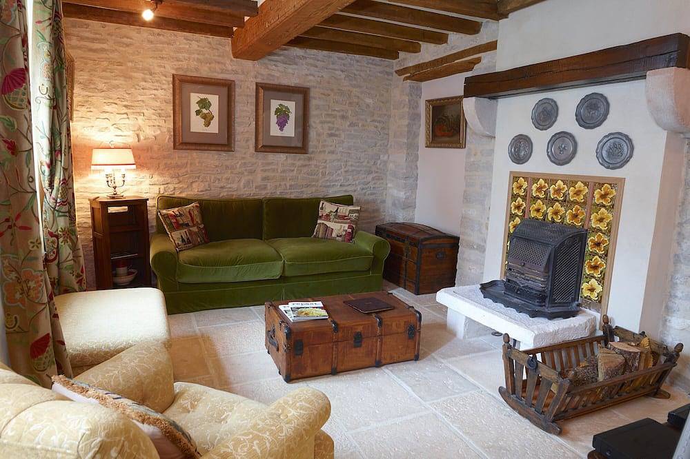 Appartement entier, Chez Hall, La Petite Maison 17 c charmimg Cottage, village Meursault, 2 couchages in Meursault, Région de Beaune