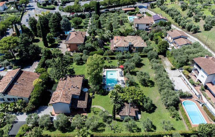 Location de vacances pour 10 personnes, avec sauna et terrasse ainsi que piscine et jardin, animaux acceptés à Padenghe sul Garda - 2