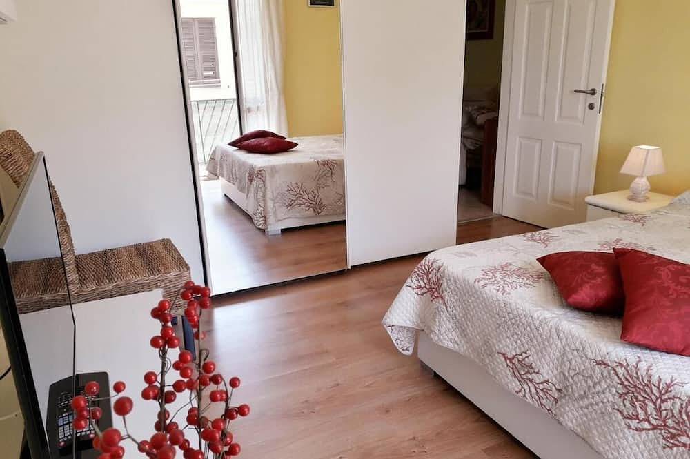 Entire apartment, Raffaello Beach Apartment Savona, 50 m from the sea, Wifi, Ac, equipped kitchen in Savona (City), Savona