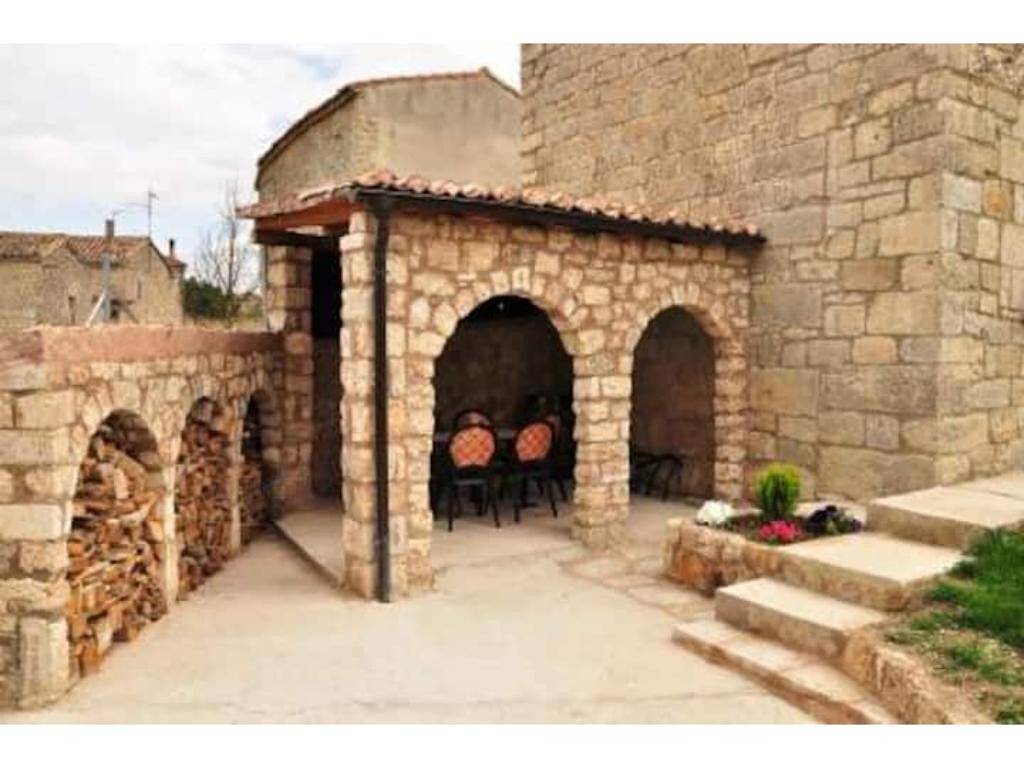 Casa rural 'Castillo Goyito' con vistas a la montaña, jardín privado y Wi-Fi in Sasamón, Provincia de Burgos