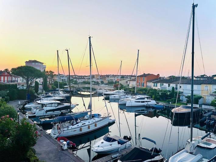 Ferienwohnung für 4 Personen, mit Terrasse und Ausblick sowie Seeblick, mit Haustier in Port Grimaud