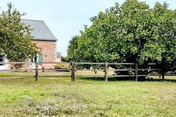 Gîte pour 7 personnes, avec terrasse et jardin à Feneu