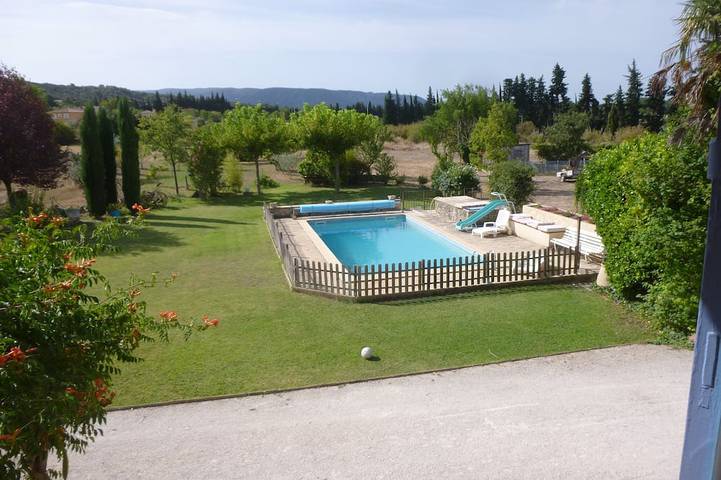 Appartement de vacances pour 3 personnes, avec Terrasse ainsi que Jardin et Piscine