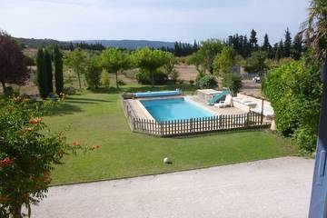 Gîte pour 3 personnes, avec terrasse ainsi que piscine et jardin à Lagnes
