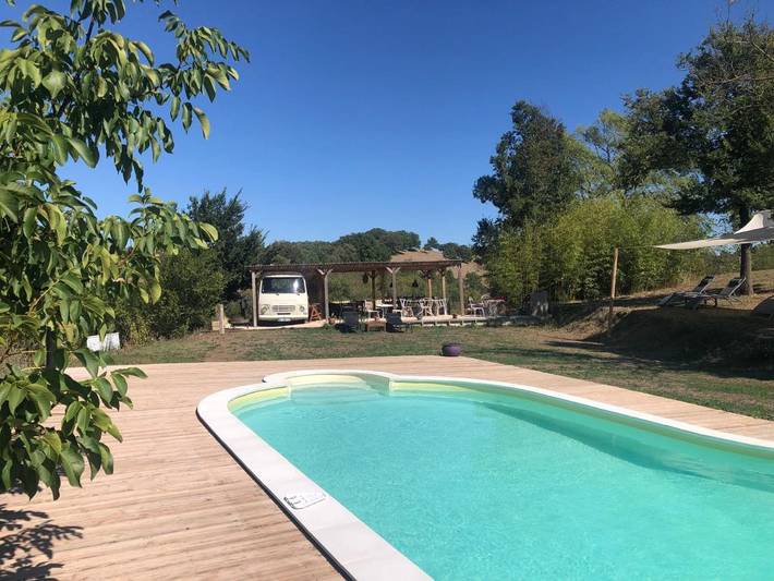 Location de vacances pour 6 personnes, avec vue ainsi que jardin et piscine, animaux acceptés dans Lapenne