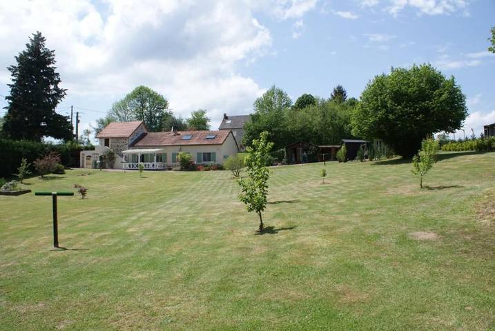 Location de vacances pour 10 personnes, avec piscine ainsi que jardin et vue, animaux acceptés à Pionsat - 4