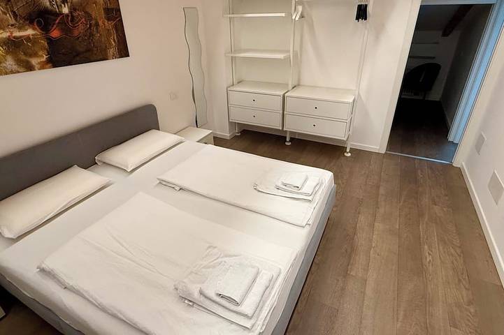 Ganze Wohnung, Le Torrette Twenty, Top Lage, wenige Gehminuten zum See und ins Zentrum in Peschiera del Garda, Gardasee-Berge