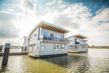 Hausboot für 6 Personen, mit Balkon und Garten in Kröslin
