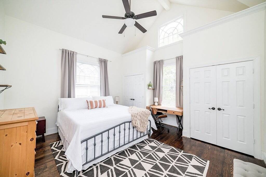 Historic Beauty in ❤️ of Downtown. Fam & Pet Friendly. 5 miles to Liberty. in Lynchburg, Virginia