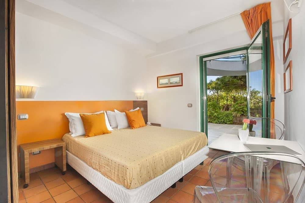 Villa Cinzia, with private pool and sea views in Marciano, Neapel Provinz