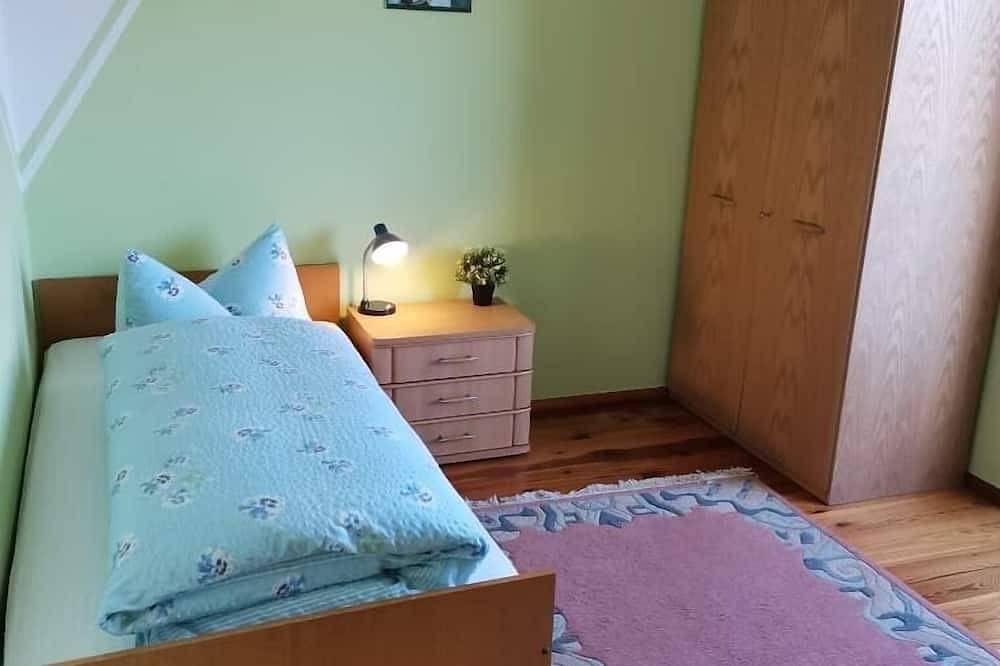 Ganze Wohnung, Ruhige Ferienwohnung (100 qm) mit sonniger Terrasse in Thanstein, Naturpark Oberpfälzer Wald