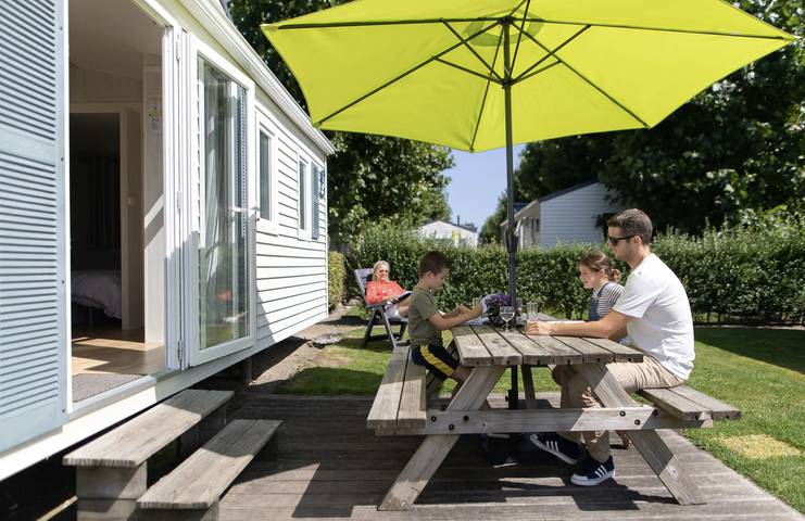 Location de vacances pour 6 personnes, avec Terrasse et Jardin ainsi que Bassin pour enfant et Vue sur le lac à Jabbeke