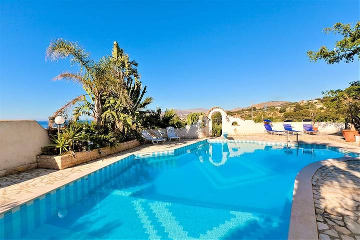 Villa pour 12 personnes, avec jacuzzi ainsi que balcon et jardin dans Tonnara di Bonagia