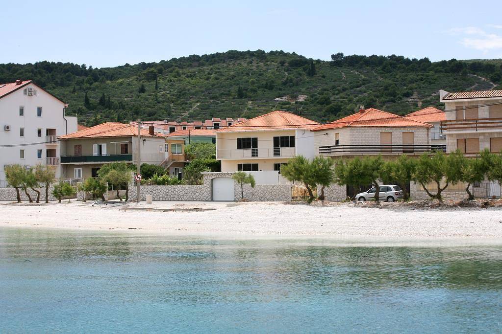 Ganze Wohnung, Vier-Zimmer-Apartment mit Terrasse und Strandlage in Slatine, Ciovo