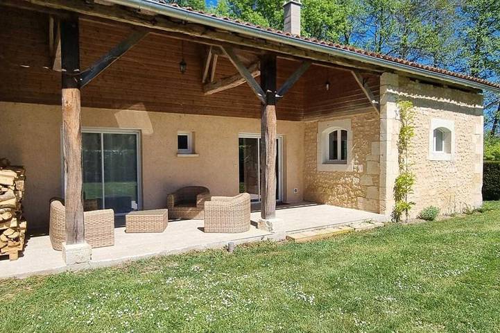 Gîte pour 6 personnes, avec Jacuzzi ainsi que Terrasse et Jardin à Saint-Vincent-Jalmoutiers