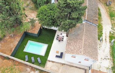 Location de vacances pour 8 personnes, avec piscine ainsi que jardin et terrasse à Nîmes