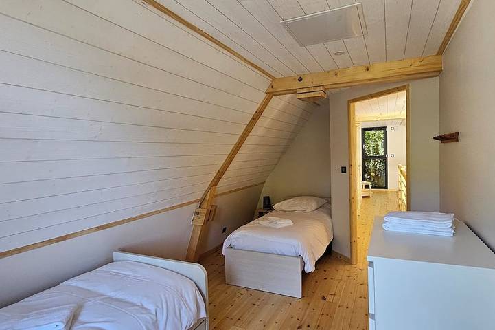 Gîte pour 8 personnes, avec balcon et jacuzzi, animaux acceptés à Queyrières - 4