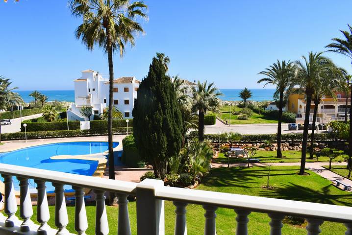 Ferienwohnung für 4 Personen, mit Terrasse und Garten sowie Kinderpool in Oliva