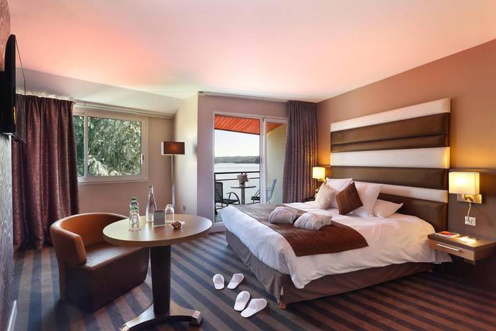 Hôtel pour 2 personnes, avec piscine ainsi que jardin et jacuzzi à Chamouille - 4
