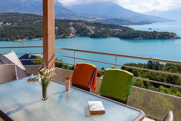 Entire apartment, Apartment by Lake Serre-Ponçon with Pool in Chorges, Écrins National Park