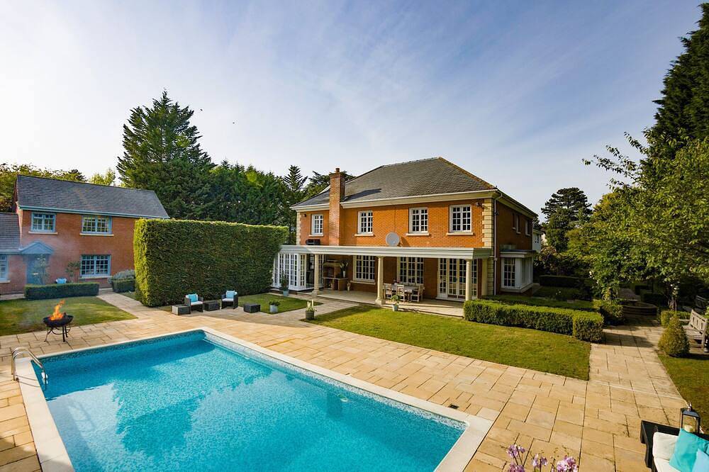 Gleneagles, family friendly, luxury holiday cottage in Sunningdale in Sunningdale, Berkshire