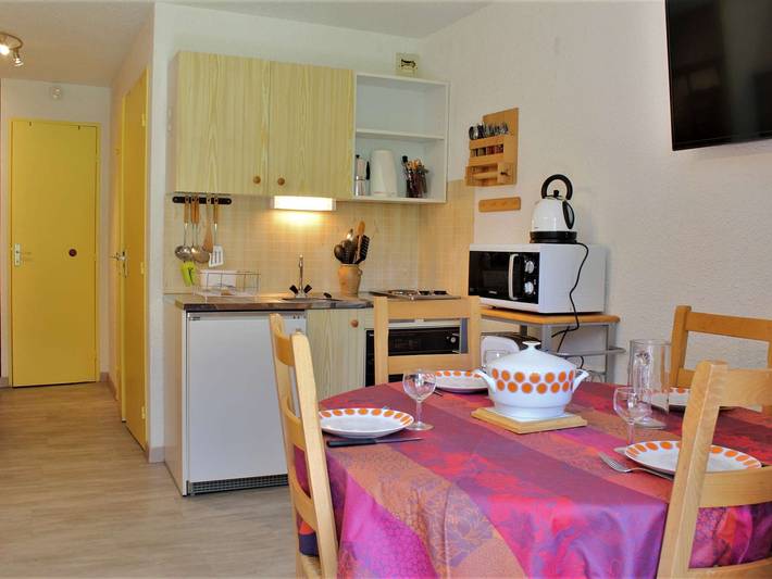 Ganze Wohnung, Gemütliche 2-Zimmer-Wohnung, 4 Schlafplätze, Südbalkon, Ski-in/out, Parkplatz, Risoul 1850 in Station de Risoul, Risoul