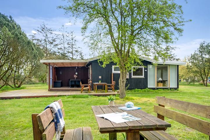 Ferieudlejning for 6 personer, med terrasse og have i Rødby